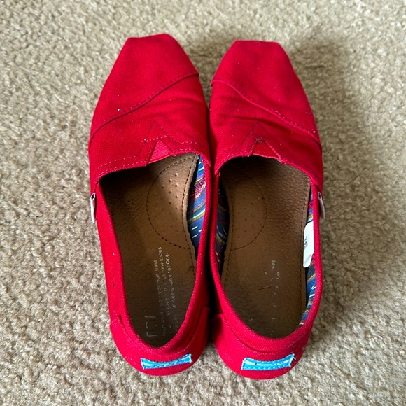 TOMS Red Women’s Slippers (7W) - Picture 3 of 3